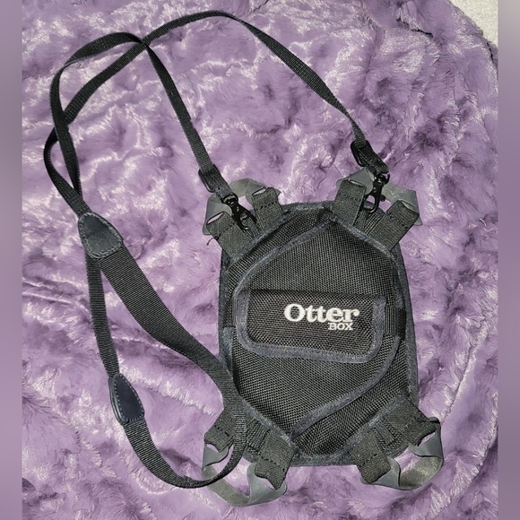 OtterBox UTILITY SERIES LATCH Hand/Shoulder Strap Case for 10-Inch Tablets. - Picture 2 of 4